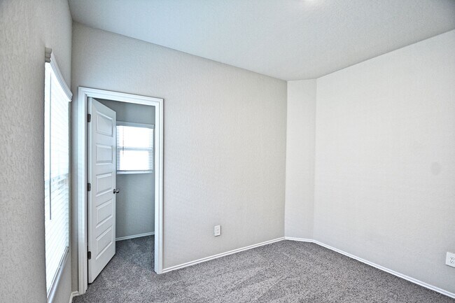 Foto del edificio - 527 Moscato Rd