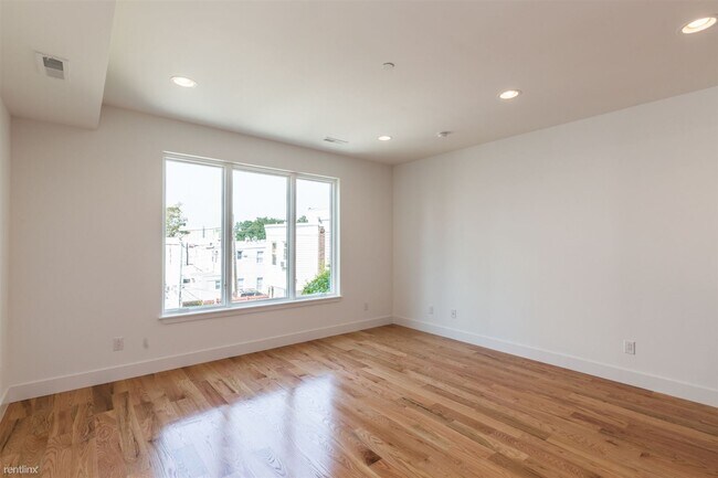 Foto del edificio - 2 br, 1 bath Triplex - 2308 E LEHIGH AVE U...