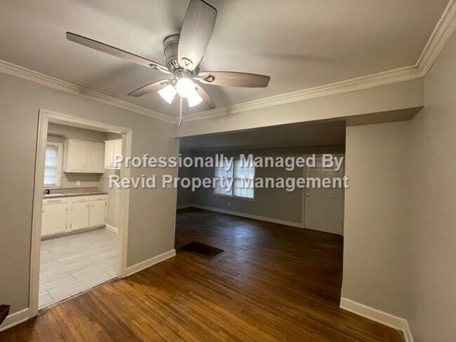Building Photo - Large 2 Bedroom 1 Bath!
