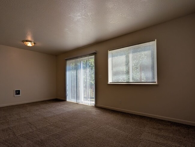 Building Photo - 3-Bedroom, 1.5-Bath Duplex In The Thurston Area of Springfield!