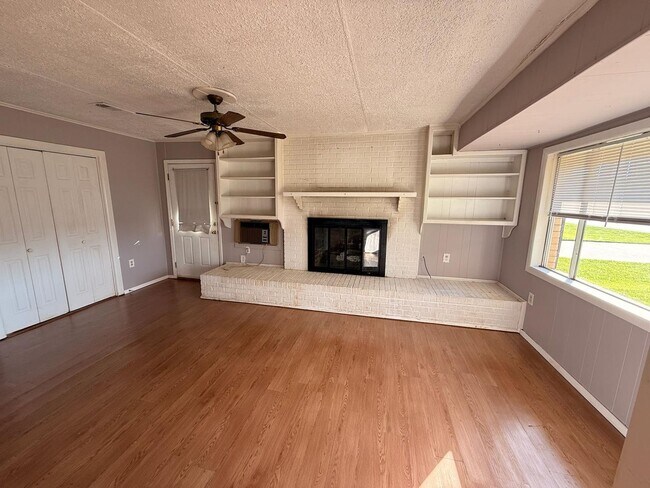 Building Photo - Move-In Ready 3BR Home Available Now!