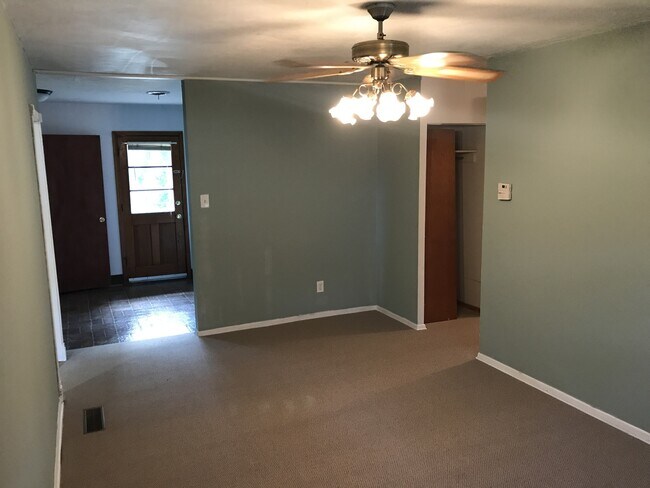 Building Photo - 4 Bedroom Close to Campus + Washer & Dryer...