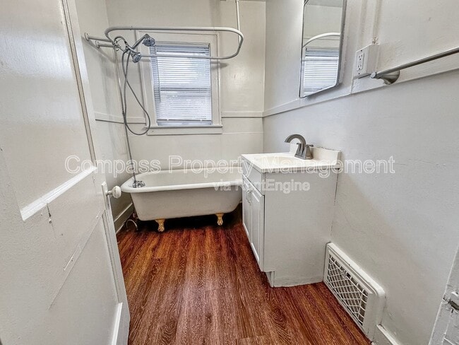 Building Photo - 707 Knapp St NE