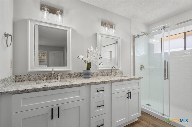 Building Photo - 101 N Kings Canyon Dr