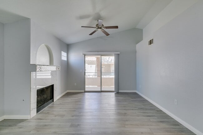 Foto del edificio - Updated 2-Bedroom Condo with Fireplace