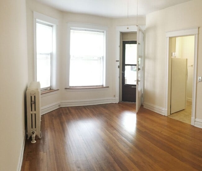 Interior Photo - 5440-42 N Winthrop Ave