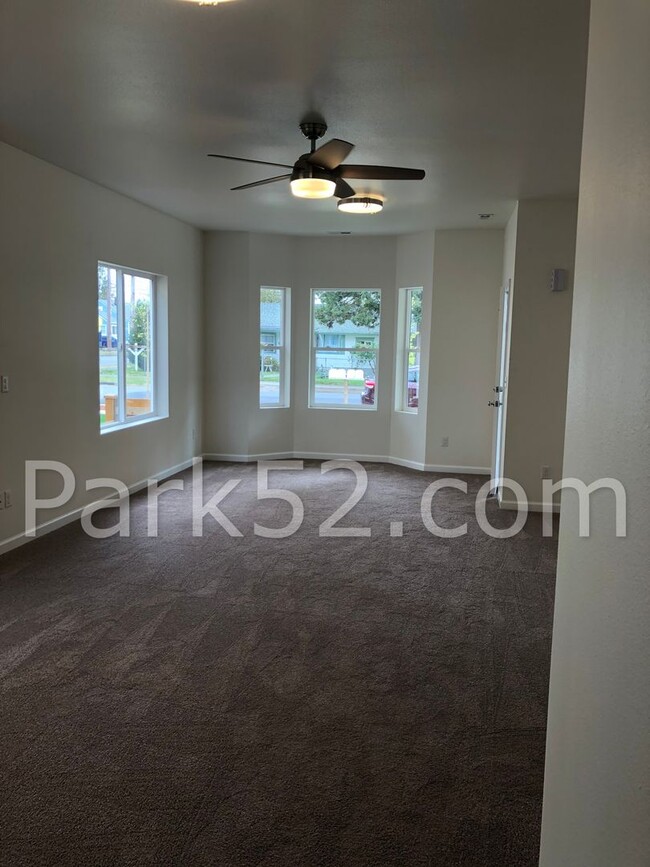 Building Photo - 3 Bedroom 2.5 Bath Tacoma Townhouse