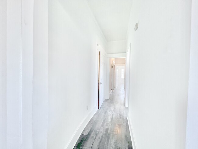 Building Photo - 738 W 56th St