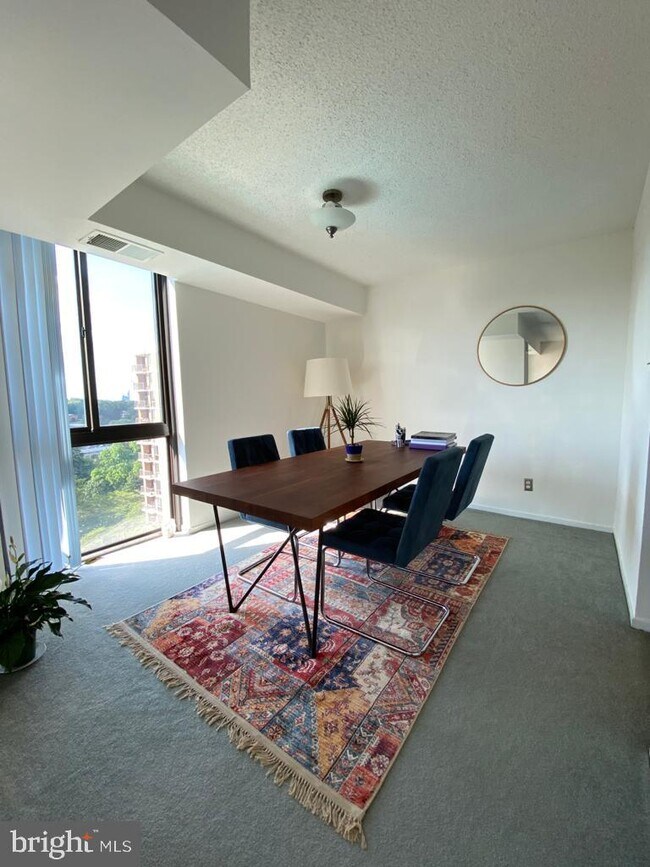 Building Photo - 2311 Pimmit Dr