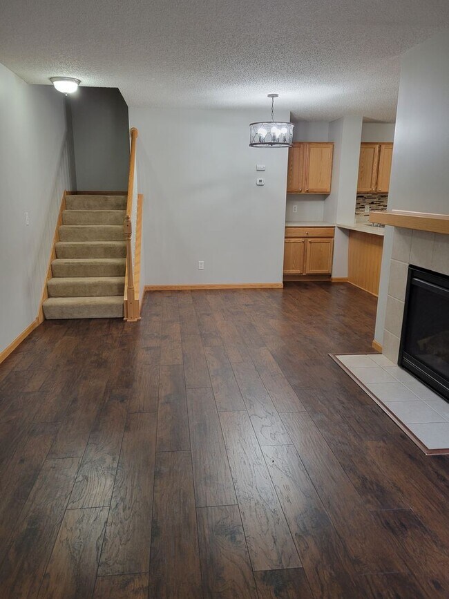 Building Photo - Middle Unit Townhouse