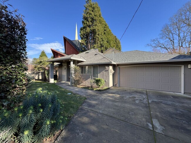 Building Photo - Contemporary SW Portland Home with Garage, A/C, and Prime Location Steps from OHSU and Willamette...