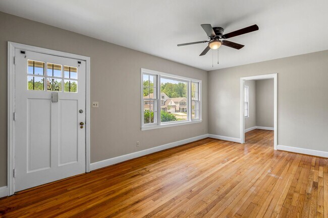Foto del edificio - Large Renovated Ranch Home, Two Kitchens & Two Living Areas, Hardwood Flooring, Deck, Fenced!