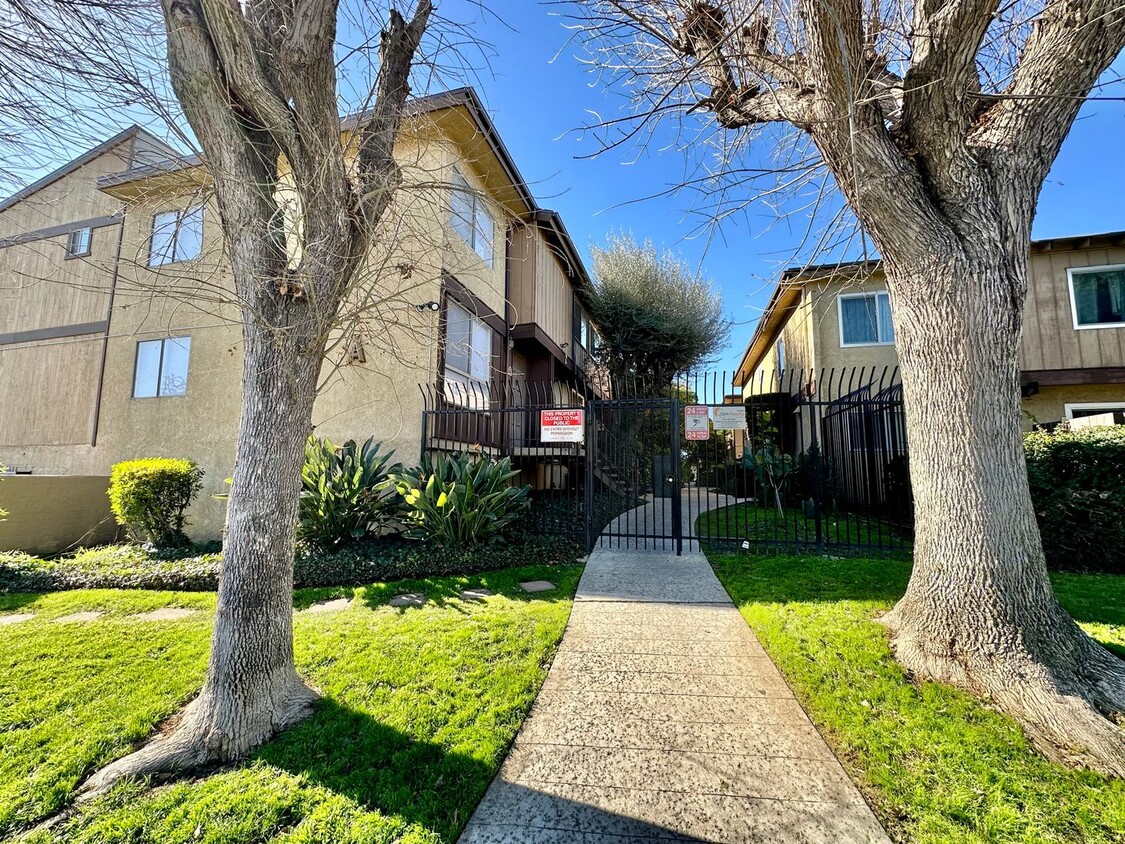 Primary Photo - 2-bedroom 2 bath Condo in Van Nuys