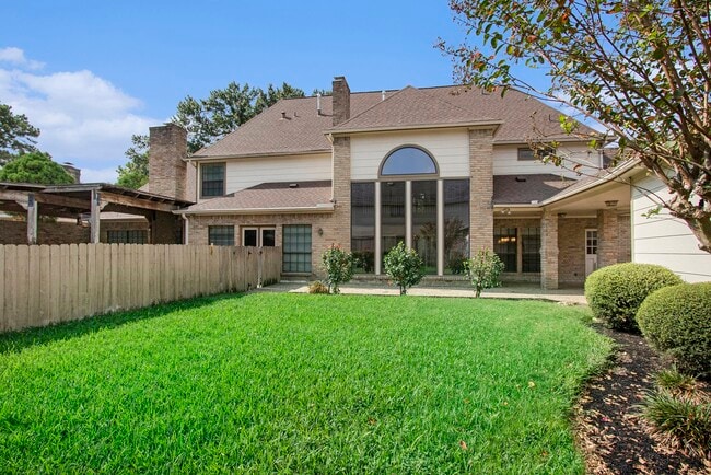 Foto del edificio - 15010 Terrace Oaks Dr