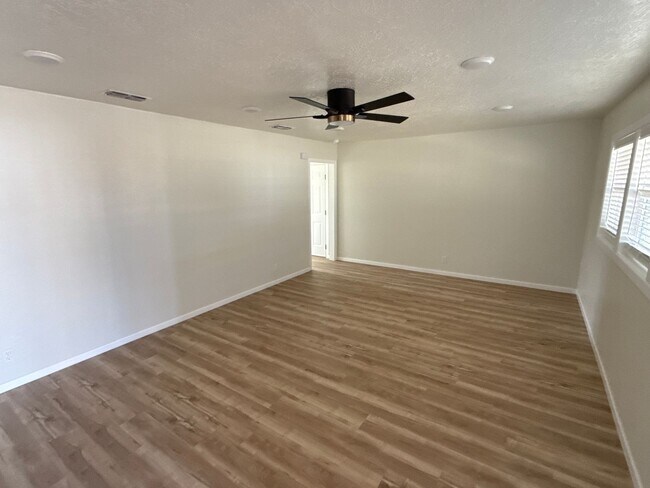 Foto del edificio - 303 W 16th St