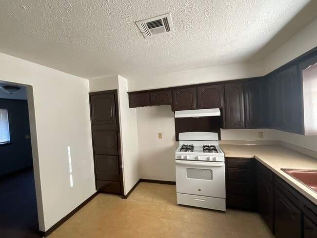 Foto del edificio - 3 bed, 1  bath, 1 car garage