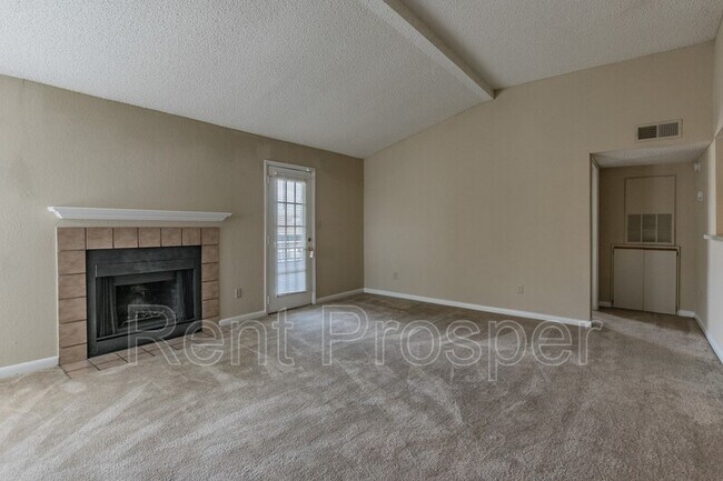 Foto del edificio - 4200 Thornbriar Ln