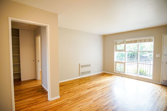Foto del edificio - Mid-Century Dream Come True! Lovingly Maintained 2-Bedroom Available Soon!
