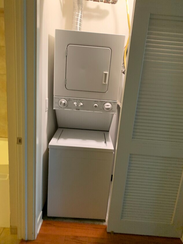 Building Photo - 6000 N Cicero Ave