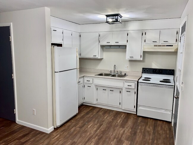 Foto del edificio - 3003 Lake Rd N