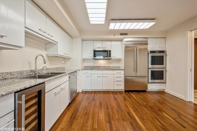 Building Photo - 132 E Delaware Pl