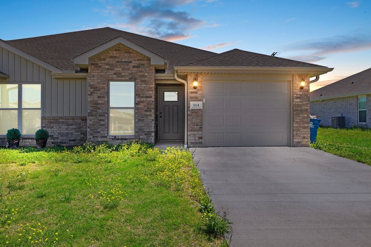 Building Photo - Cozy 3 Bedroom Duplex Available Now