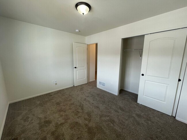 Foto del edificio - Low-Maintenance 3BR Ranch in Johnstown Far...