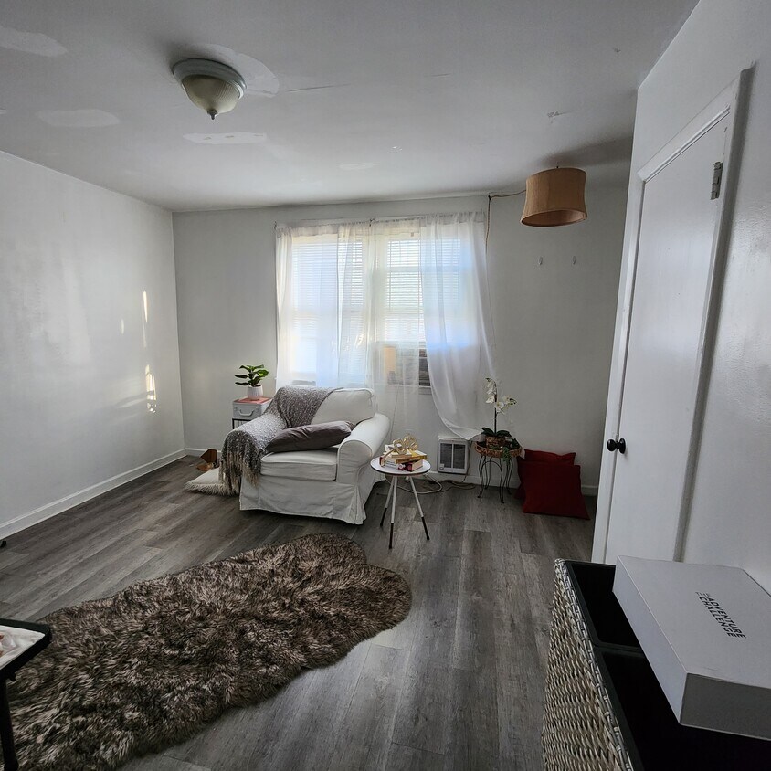 Living room - 3117 Gilham St