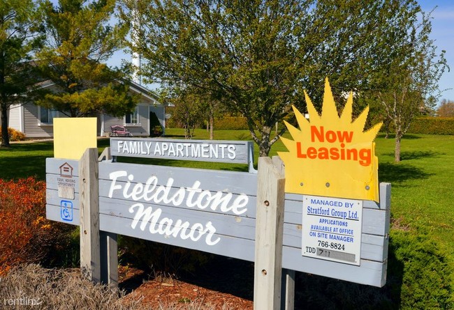 Letrero de entrada - Fieldstone Manor Apartments