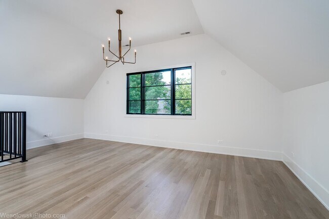 Building Photo - 2041 W Cuyler Ave