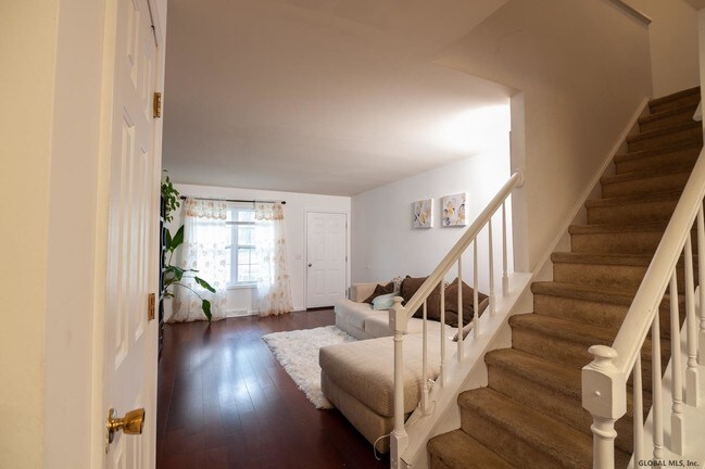 Foto del edificio - 27A Mapleridge Ave