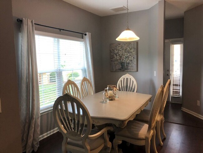 Building Photo - Amazing townhome in Richmond Hill