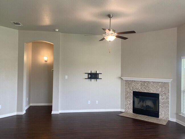 Building Photo - 4 BEDROOM CORNER LOT