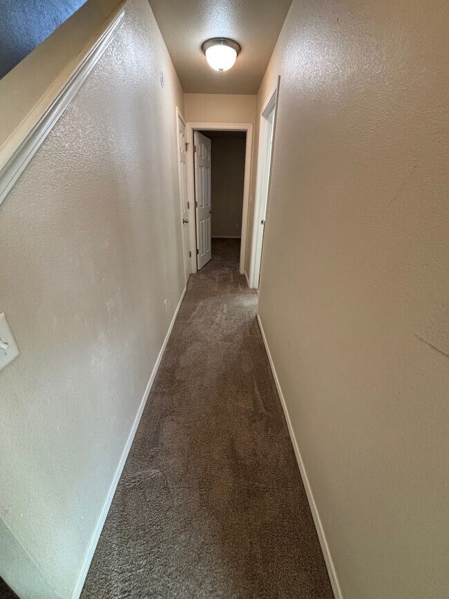 Foto del edificio - Spacious Updated Townhome Near UNC - Avail...