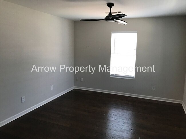 Building Photo - Recently renovated 3br 2ba home close to d...
