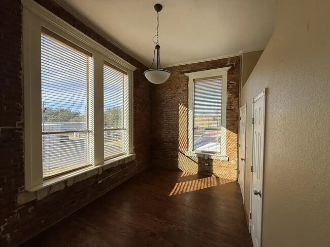 Foto del edificio - 301 E California St