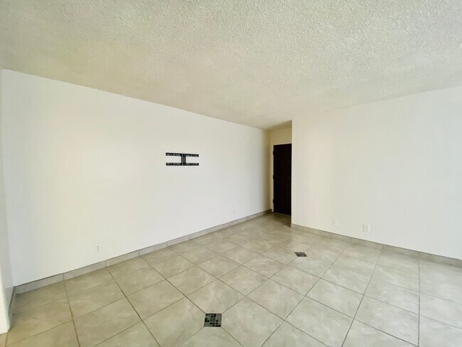 Foto del edificio - 12621 Caswell Ave