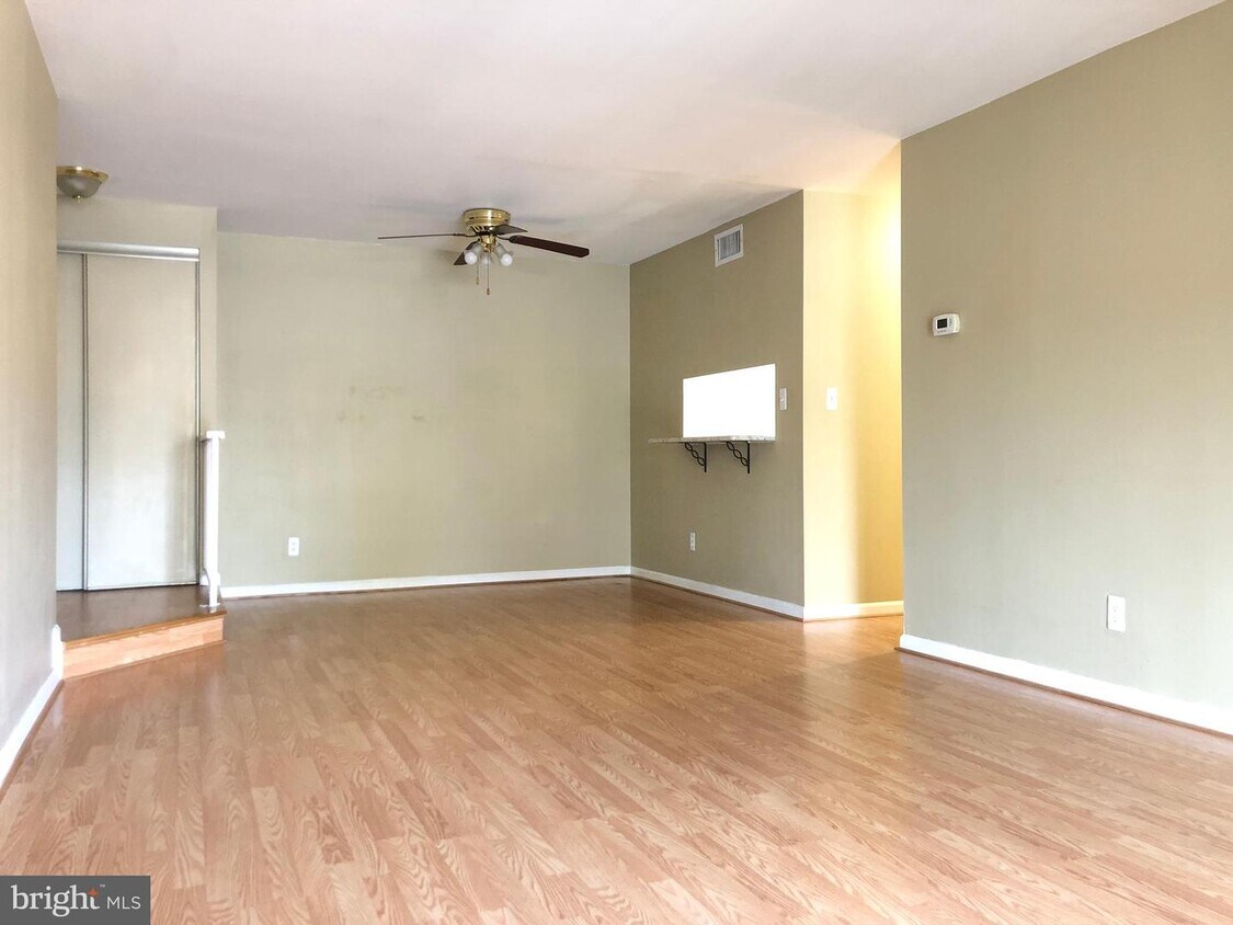 5802 Cove Landing Rd Unit 304, Burke, VA 22015 Room for Rent in Burke