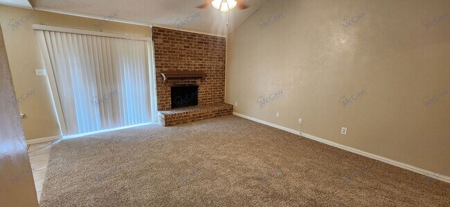 Foto del edificio - 2204 Oak Hill Dr
