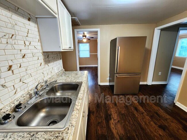 Foto del edificio - 1029 W 38th St