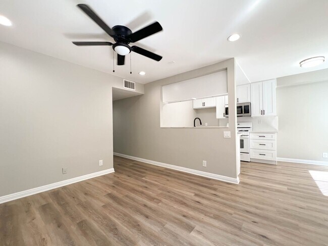 Building Photo - 320 W Lomita Ave