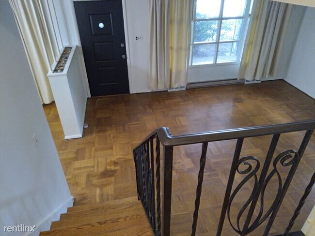 Building Photo - 3 br, 1.5 bath House - 1587 Edge Hill Rd