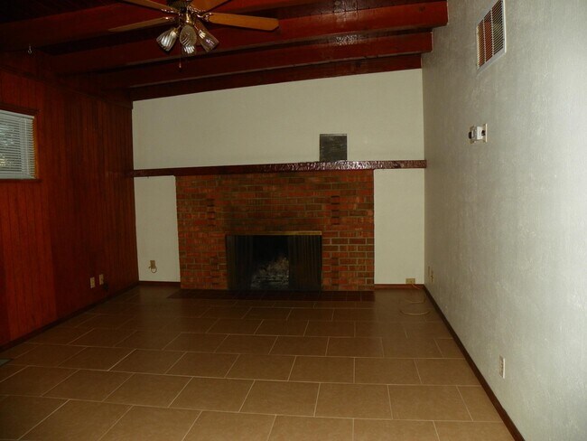 Foto del edificio - 8522 Flower Pl NE
