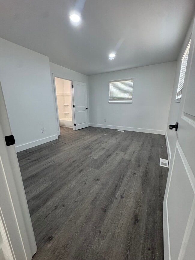 Building Photo - 1 Bed, 1 Bath Apartment
