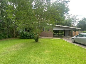 Building Photo - 200 Oak Ln