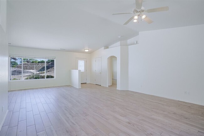 Foto del edificio - 3 Bedroom, 2 Bath, 2 Car Garage For Rent in Prescott!