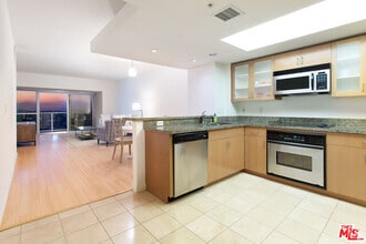Building Photo - 13700 Marina Pointe Dr