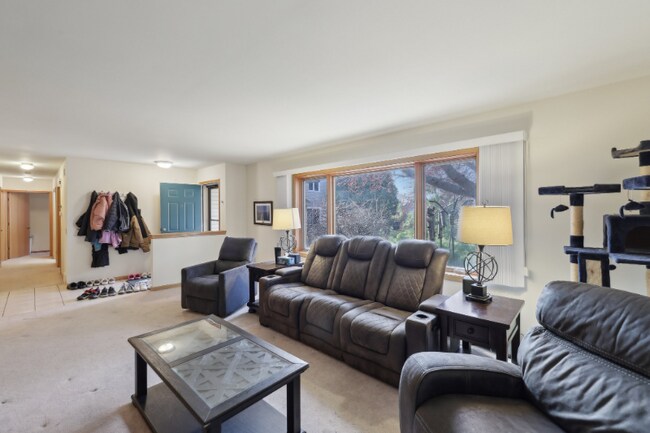 Building Photo - 1214 N High Point Rd