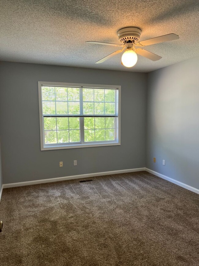 Building Photo - 113 Pineridge Dr