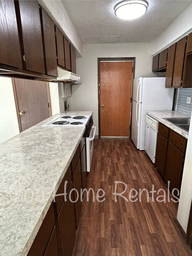 Building Photo - West Side Town Home